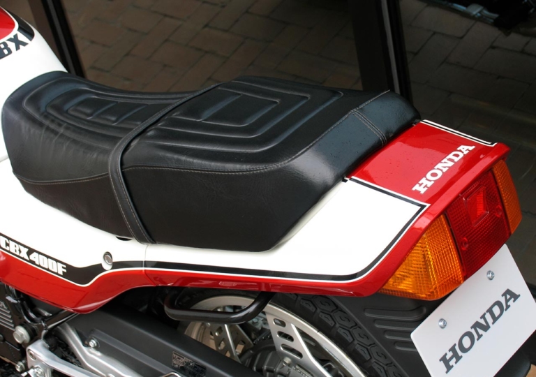 ホンダ CBX400F|シート/テール|【東京MCショーでお披露目】CB400SF用ボルトオン外装キットでCBXが蘇る!〈ドレミコレクション#1〉
