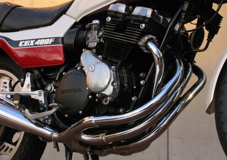 ホンダ CBX400F|マフラー|【東京MCショーでお披露目】CB400SF用ボルトオン外装キットでCBXが蘇る!〈ドレミコレクション#1〉