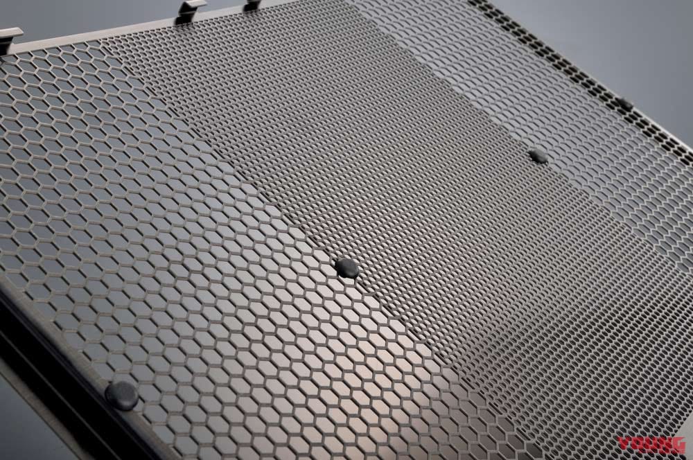 |カワサキZ900RS用・美しく高機能なラジエターガード〈エッチングファクトリー〉