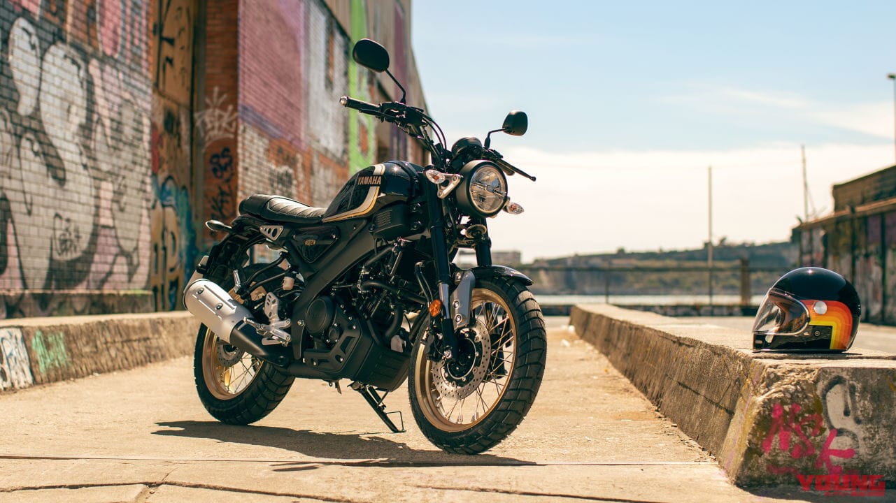 スポークホイール仕様! ヤマハ「XSR125レガシー」登場、RZイメージの黒×金カラー【欧州】