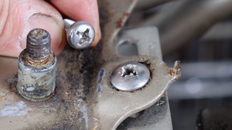 ナメてしまったネジの応急処置|固くてナメてしまったネジを緩めるカンタン応急処置テクニック