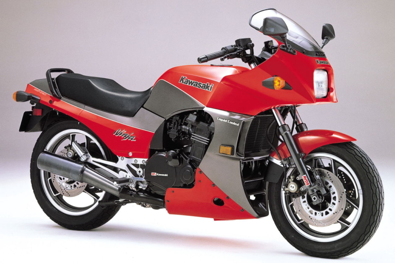1984 ZX900-A1 ●ファイアクラッカーレッド×メタリックグレーストーン(US仕様)|トム・クルーズ主演映画『トップガン マーヴェリック』に新旧カワサキ『Ninja』が登場! 5月27日、日米同時公開