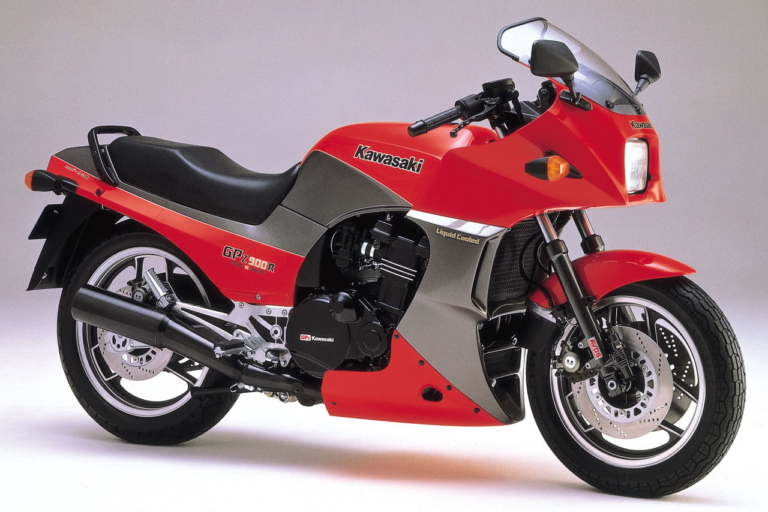 1984 ZX900-A1 ●ファイアクラッカーレッド×メタリックグレーストーン(欧州仕様)|トム・クルーズ主演映画『トップガン マーヴェリック』に新旧カワサキ『Ninja』が登場! 5月27日、日米同時公開