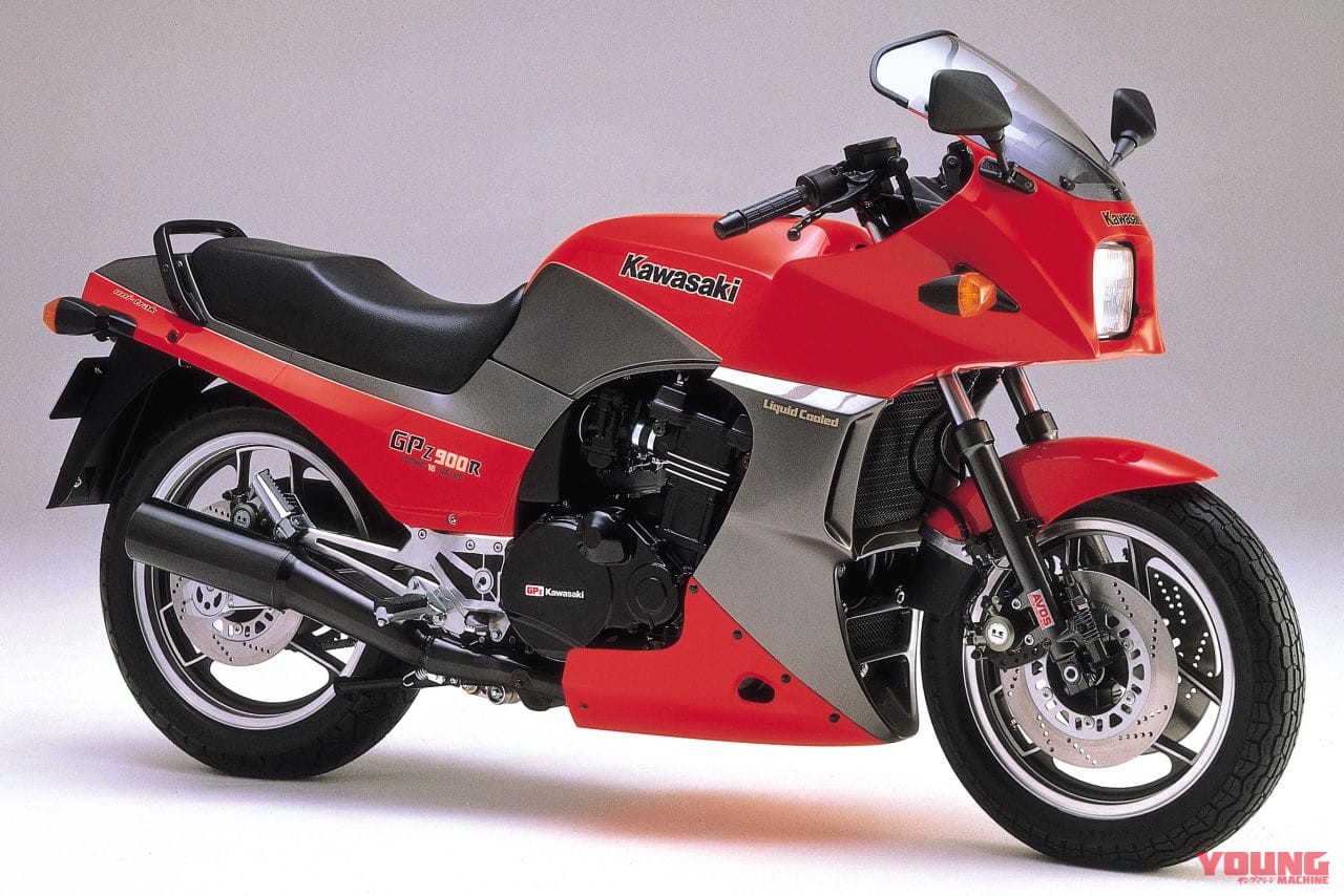 1984 ZX900-A1 ●ファイアクラッカーレッド×メタリックグレーストーン(欧州仕様)|トム・クルーズ主演映画『トップガン マーヴェリック』に新旧カワサキ『Ninja』が登場! 5月27日、日米同時公開