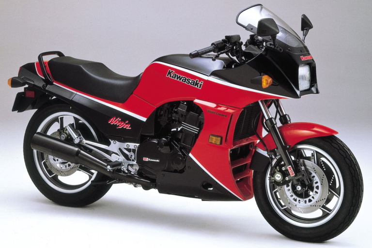 1985 ZX900-A2 ●エボニー×ファイアクラッカーレッド(US仕様)|トム・クルーズ主演映画『トップガン マーヴェリック』に新旧カワサキ『Ninja』が登場! 5月27日、日米同時公開