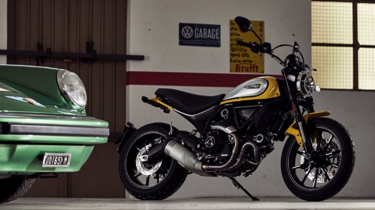 【Q＆A】人気のスクランブラーの語源は「緊急発進」だった!?【バイクトリビア004】