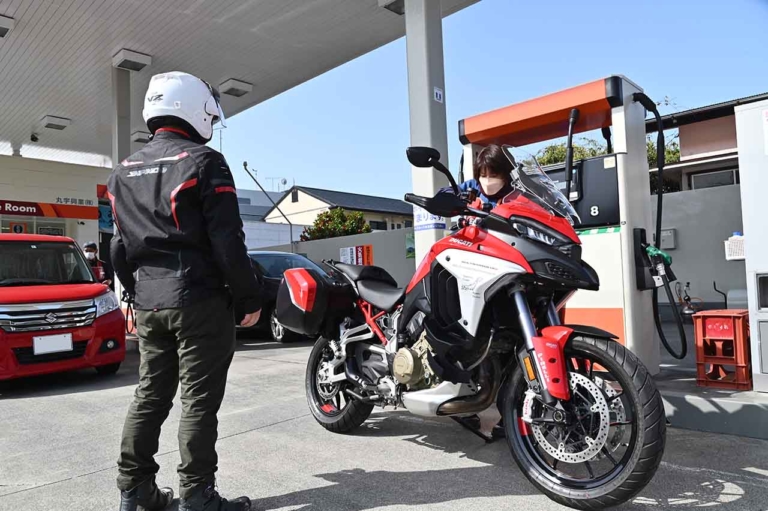 ムルティストラーダ ディスカバージャパントリップ 給油中|ムルティストラーダで探す「美しい日本の春」! ヤンマシチームの”冒険旅”レポート【中編:西伊豆〜京都】