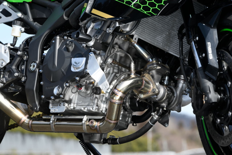 トリックスター|カワサキ|ニンジャZX-25R|ZX-25Rターボに乗った! 250km/h達成車とノーマルの扱いやすさのいいとこ取り