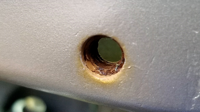 錆のねじ穴|サビまみれのネジ穴を修復する方法!【見ないふりはトラブルのもと】