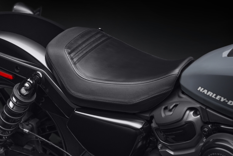 ハーレーダビッドソン|ナイトスター|シート|旧スポーツスターの正統後継機、現る! ハーレーダビッドソンが新機種「ナイトスター」を発売