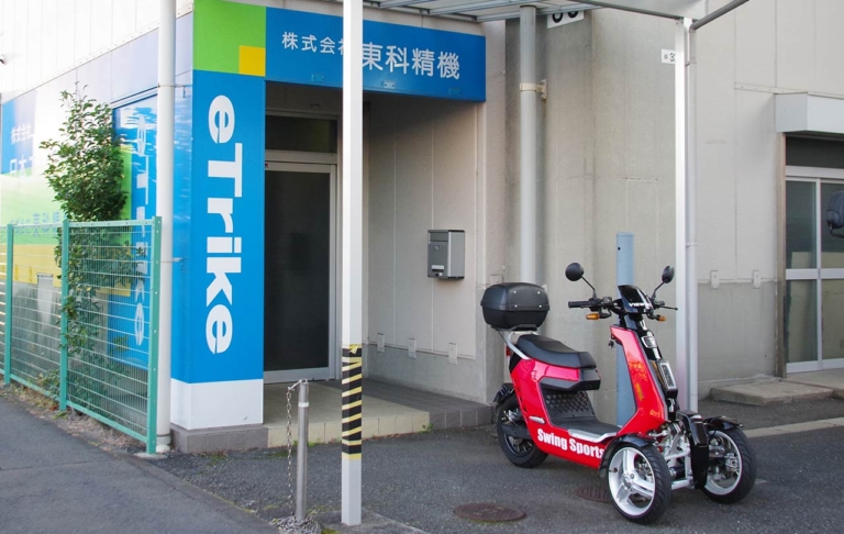 日本エレクトライク|フロント2輪+ダブルウィッシュボーンサスが楽しい電動ビークル「スイングスポーツ」に乗ってみた