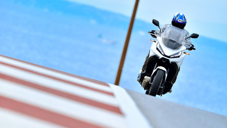 街乗りもツーリングも使い倒せる! 超快適ツアラー・ホンダNT1100【丸山浩の試乗インプレッション】