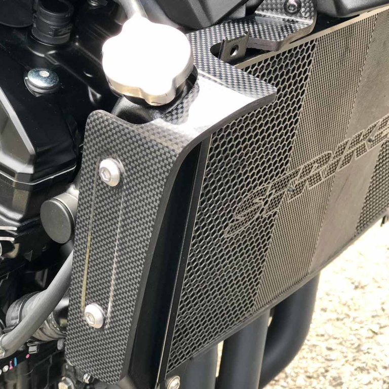 ストライカー エアロデザイン“SAD”ラジエターサイドシュラウドカーボン|カワサキZ900RSシリーズ・カスタムパーツカタログ〈スタイリングパーツ#2|ビート/アクティブetc.〉