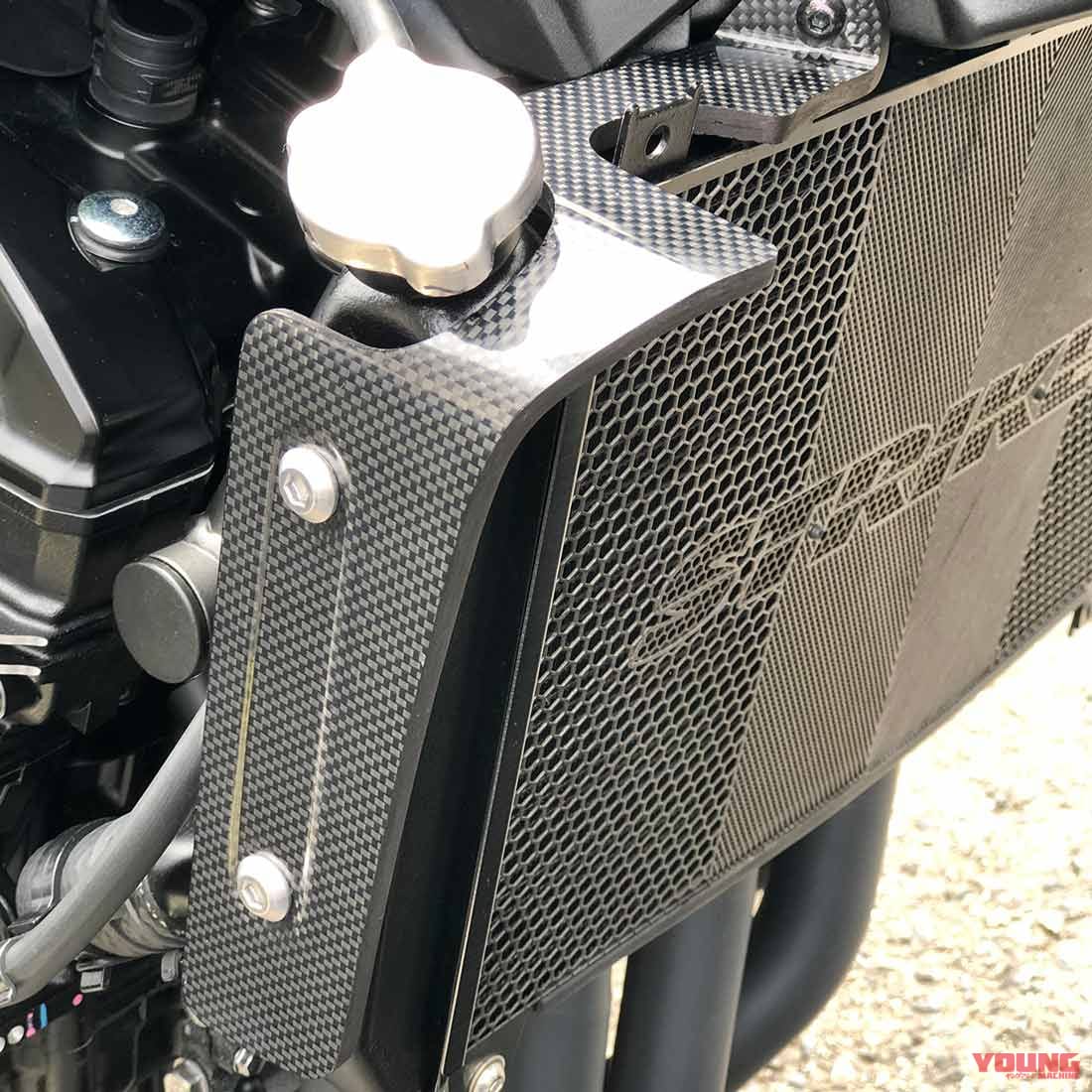 ストライカー エアロデザイン“SAD”ラジエターサイドシュラウドカーボン|カワサキZ900RSシリーズ・カスタムパーツカタログ〈スタイリングパーツ#2|ビート/アクティブetc.〉