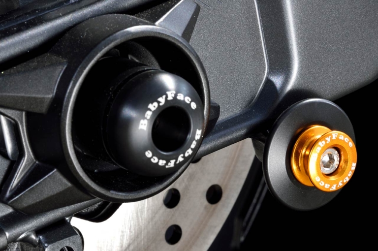 ベビーフェイス ヤマハYZF-R7|リヤアクスルプロテクター/スイングアームスタンドフックAL|ベビーフェイスYZF-R7カスタム【オリジナルパーツで、乗ることがさらに楽しく】