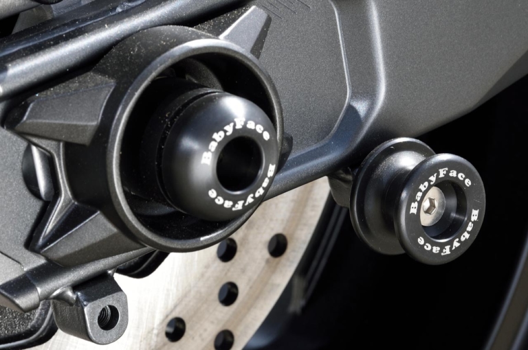 ベビーフェイス ヤマハYZF-R7|リヤアクスルプロテクター/スイングアームスタンドフックPOM|ベビーフェイスYZF-R7カスタム【オリジナルパーツで、乗ることがさらに楽しく】