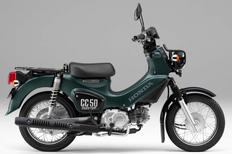 2024 HONDA CROSS CUB 50|マットアーマードグリーンメタリック|ホンダ クロスカブ50/くまモンバージョン〈いま国内で買える新型バイクカタログ|原付一種(50cc以下)〉