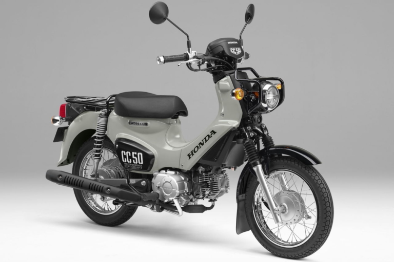 2024 HONDA CROSS CUB 50|パールディープマッドグレー|ホンダ クロスカブ50/くまモンバージョン〈いま国内で買える新型バイクカタログ|原付一種(50cc以下)〉