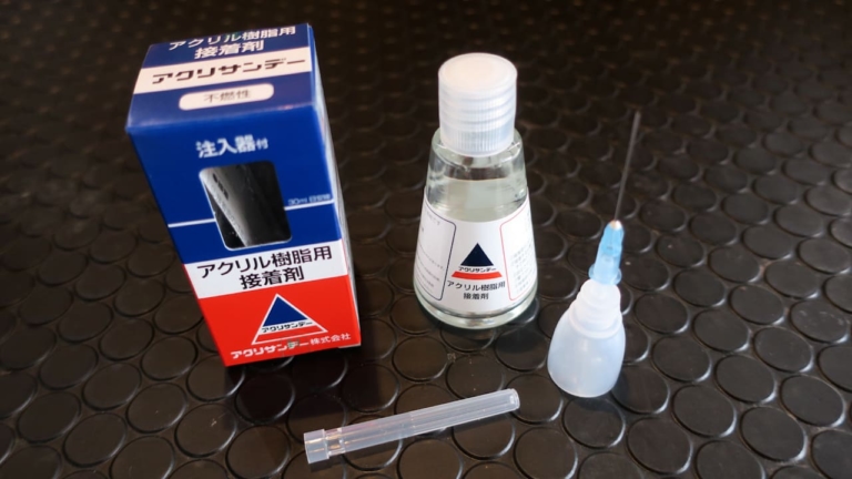 アクリサンデー アクリル接着剤|割れた樹脂を修理する方法:バイク屋さんに教わった「アクリサンデー」が簡単でしかも安い!【5分でリペア完了】