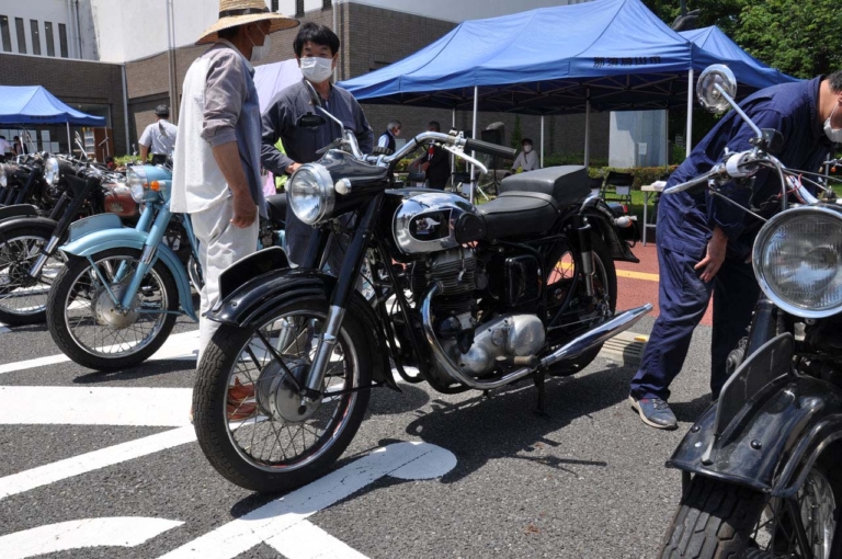 メグロ|大看板|除幕式|セニアT1|「メグロの聖地」に映えスポット出現! 那須烏山市がカワサキから寄贈された大看板の除幕式を開催