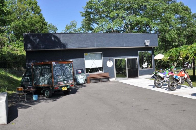 メグロ|ライダースカフェ|BATOWL CAFE|「メグロの聖地」に映えスポット出現! 那須烏山市がカワサキから寄贈された大看板の除幕式を開催