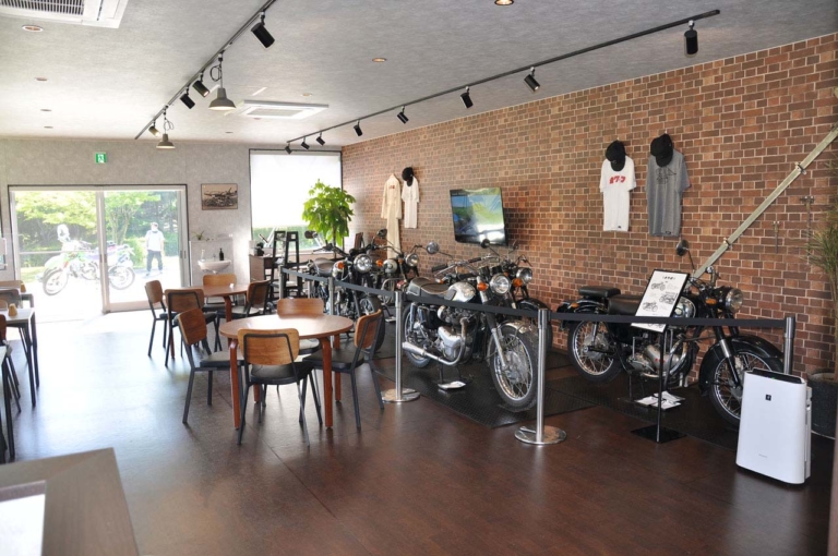 メグロ|ライダースカフェ|BATOWL CAFE|「メグロの聖地」に映えスポット出現! 那須烏山市がカワサキから寄贈された大看板の除幕式を開催