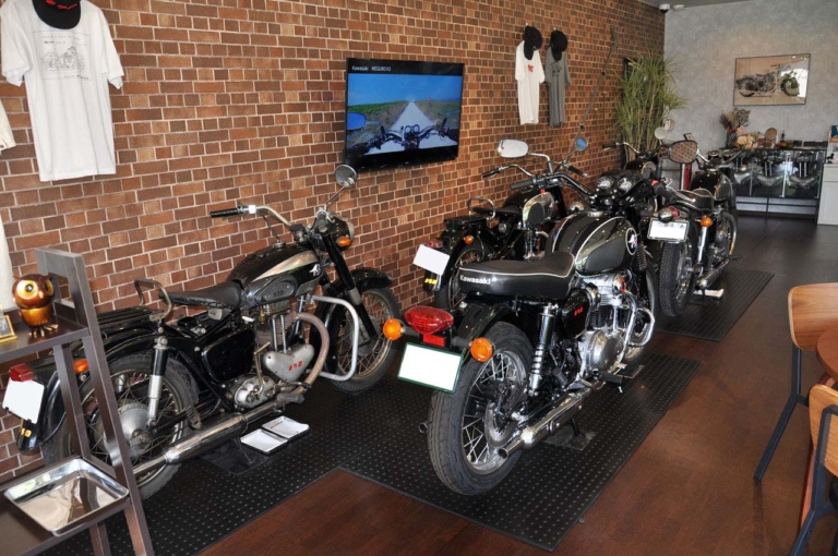 メグロ|ライダースカフェ|BATOWL CAFE|「メグロの聖地」に映えスポット出現! 那須烏山市がカワサキから寄贈された大看板の除幕式を開催