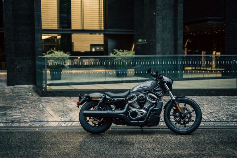 ハーレーダビッドソン ナイトスター|【ナイトスター試乗】軽快19インチ&ミッドコンでパパサンファンの心も満たす! 新スタンダード”975″に脱帽!!