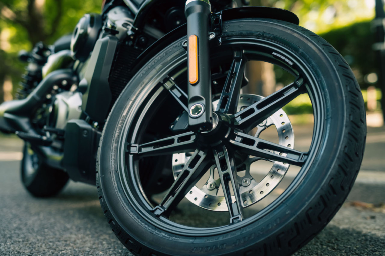 ハーレーダビッドソン ナイトスター|フロントホイール|【ナイトスター試乗】軽快19インチ&ミッドコンでパパサンファンの心も満たす! 新スタンダード”975″に脱帽!!