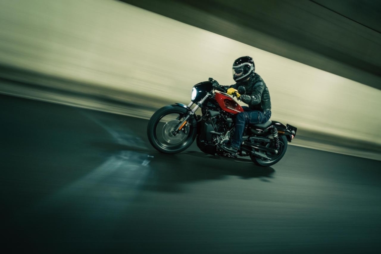 ハーレーダビッドソン ナイトスター|【ナイトスター試乗】軽快19インチ&ミッドコンでパパサンファンの心も満たす! 新スタンダード”975″に脱帽!!