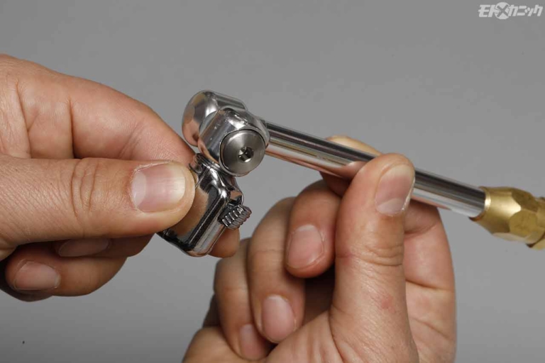 エア注入が快適に! 特許構造のエアチャック採用のエアゲージ〈プロト