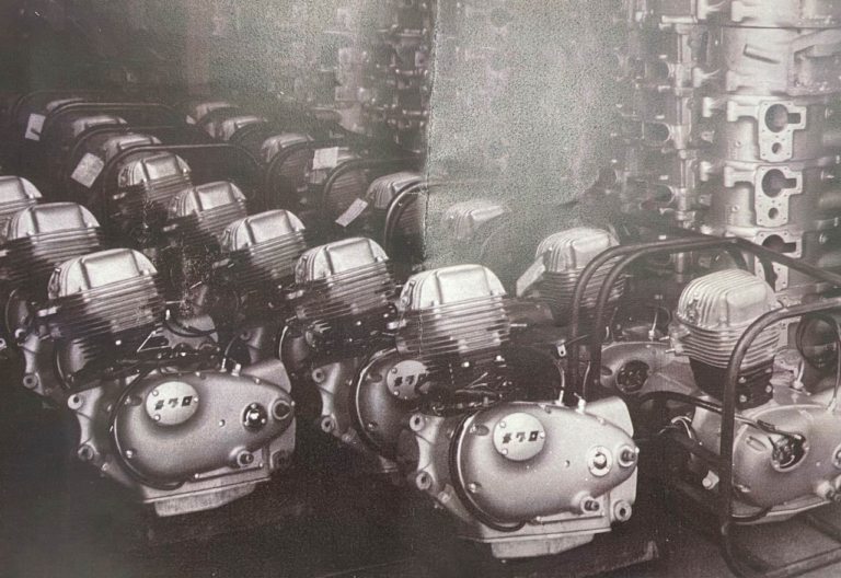 メグロ|烏山工場|「メグロの聖地」に映えスポット出現! 那須烏山市がカワサキから寄贈された大看板の除幕式を開催