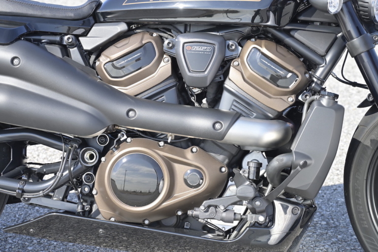 ハーレーダビッドソン スポーツスターS|エンジン|【ナイトスター試乗】軽快19インチ&ミッドコンでパパサンファンの心も満たす! 新スタンダード”975″に脱帽!!