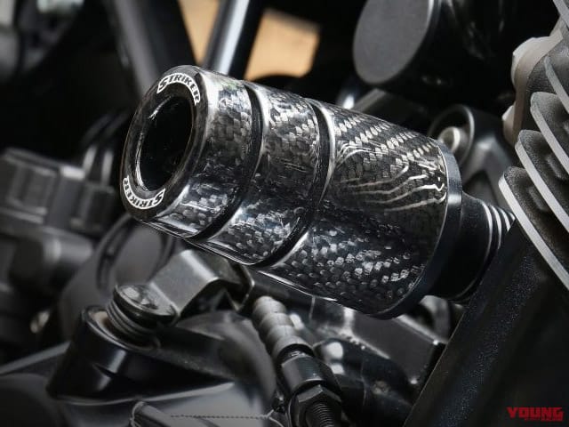 ストライカー ガードスライダー(カーボンコンポジット仕様)|Z900RSシリーズ用|Z900RSシリーズ・カスタムパーツカタログ〈プロテクションパーツ|ベビーフェイス/ストライカー etc.〉