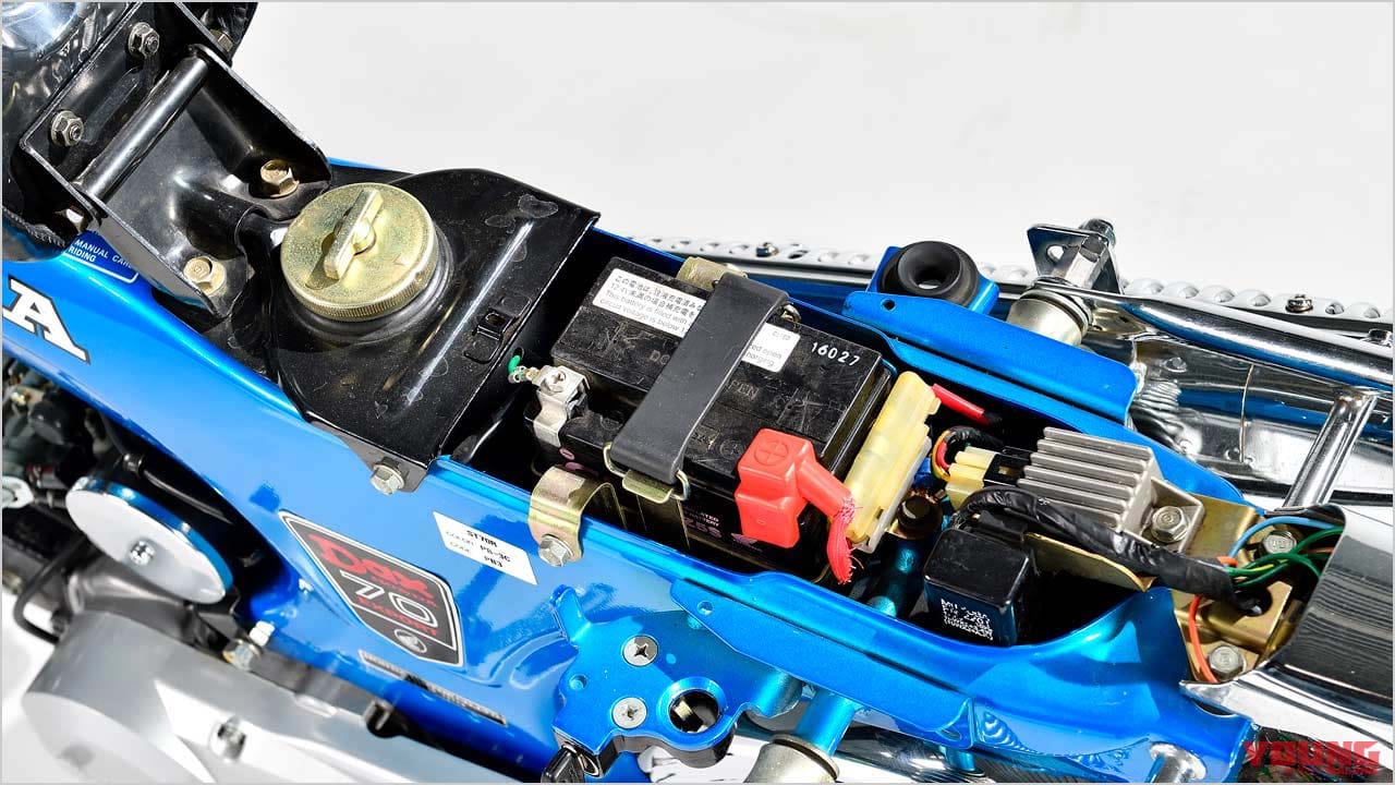 DAX HONDA ST50/70|シート下|ホンダ新生ダックス125・新旧徹底比較!【ディテール編|最新技術で蘇った現代版】