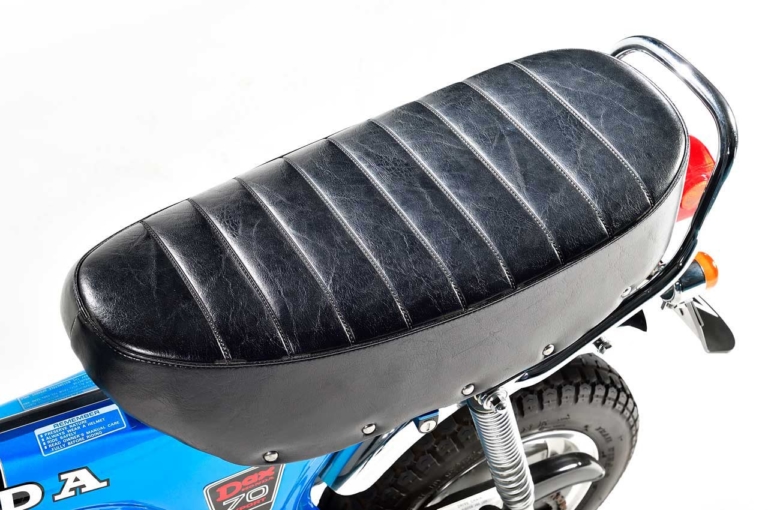 DAX HONDA ST50/70|シート|ホンダ新生ダックス125・新旧徹底比較!【ディテール編|最新技術で蘇った現代版】
