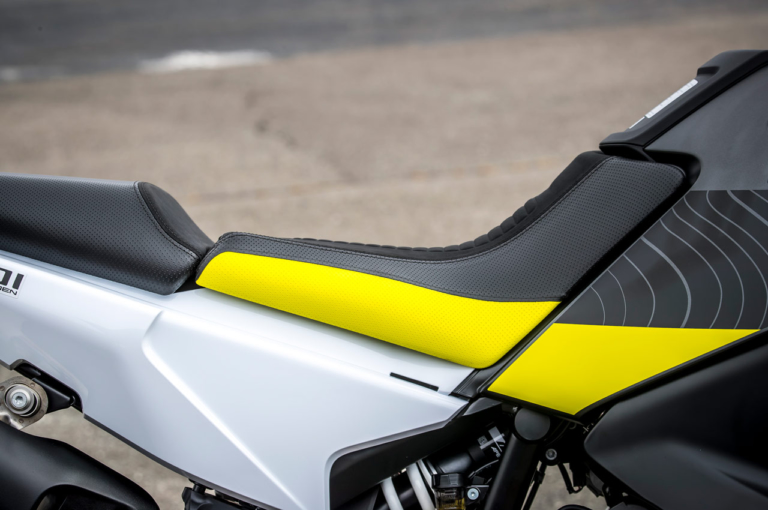 HUSQVARNA NORDEN901|バイクを買うなら「足つき」に注目! そもそも足つきとは? その重要性はいかに
