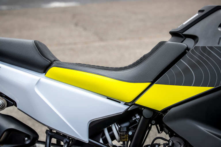HUSQVARNA NORDEN901|バイクを買うなら「足つき」に注目! そもそも足つきとは? その重要性はいかに