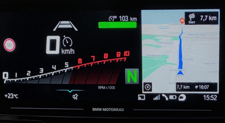 BMW 10.25インチ大画面|これがスマホ連動の最新2大トレンドだ!【ゾクゾク増殖中! “つながる”バイク最新事情】