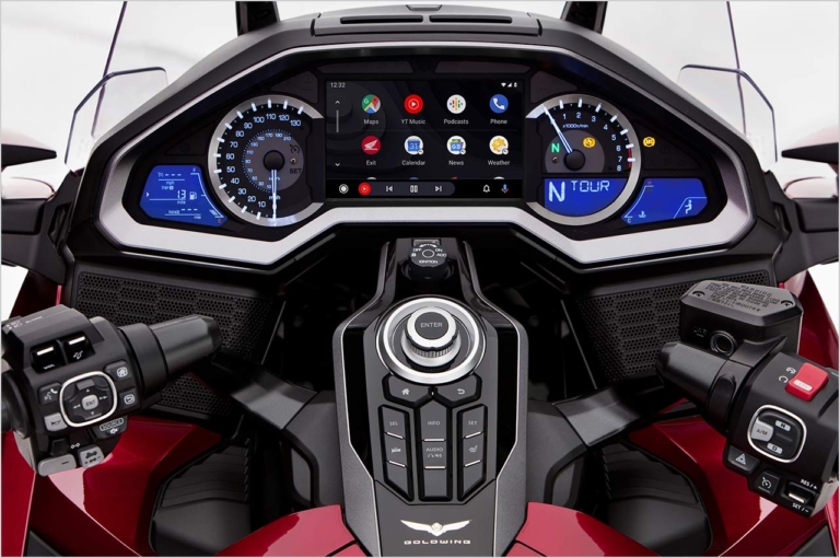 GOLD WING/TOUR メーター|国内4メーカーの採用車種と機能を一挙紹介!【スマホと “つながる”バイク最新事情】