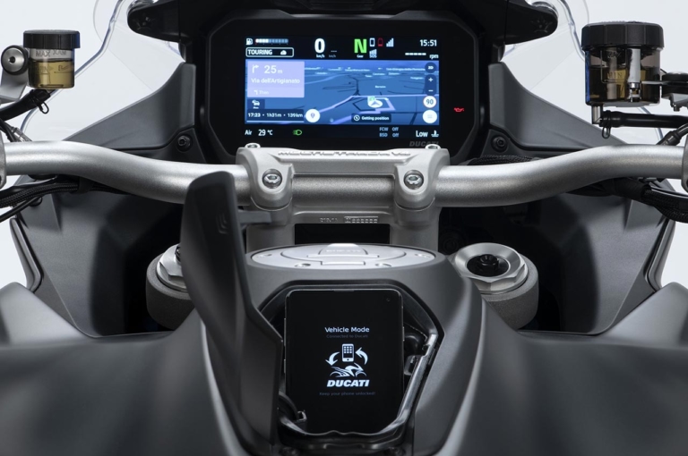 MULTISTRADA V4 series メーター&スマホ置き場|海外メーカーの搭載車種と機能を一挙紹介:前編【スマホと “つながる”バイク最新事情】