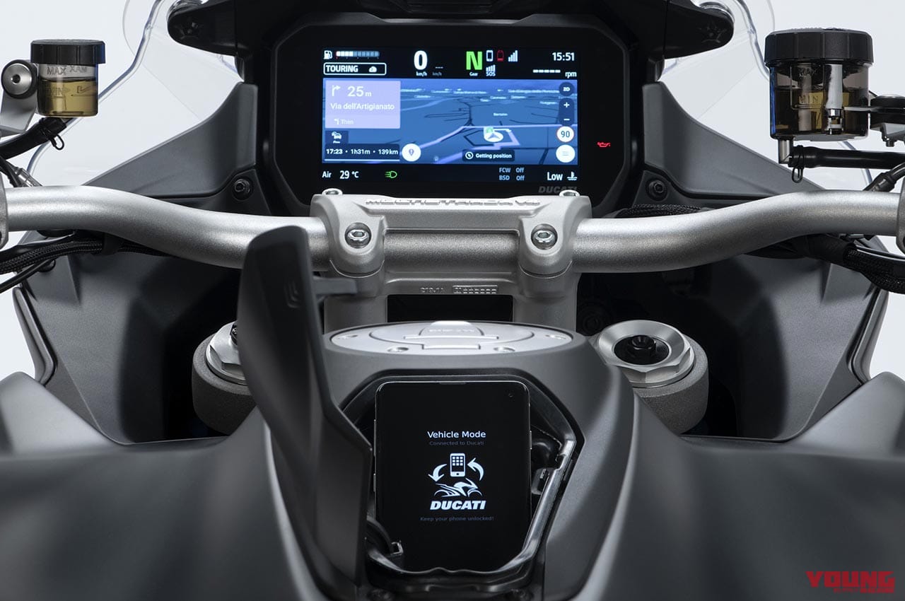 MULTISTRADA V4 series メーター&スマホ置き場|海外メーカーの搭載車種と機能を一挙紹介:前編【スマホと “つながる”バイク最新事情】