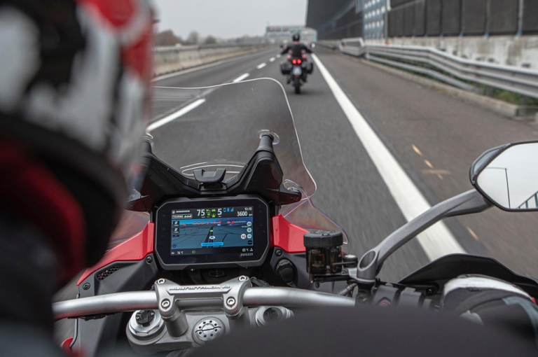 MULTISTRADA V4 series メーター|海外メーカーの搭載車種と機能を一挙紹介:前編【スマホと “つながる”バイク最新事情】