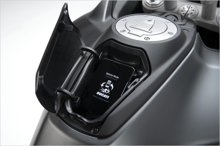 MULTISTRADA V4 series スマホ置き場|海外メーカーの搭載車種と機能を一挙紹介:前編【スマホと “つながる”バイク最新事情】