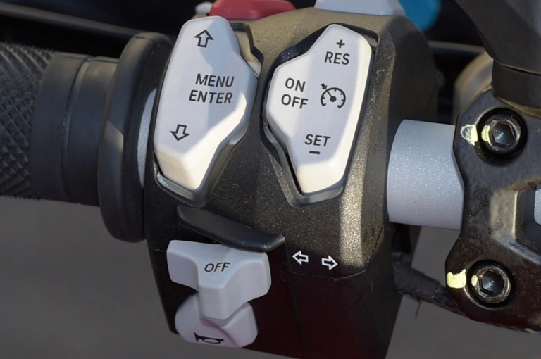 '15 ムルティストラーダ1200 コントロールスイッチ|海外メーカーの搭載車種と機能を一挙紹介:前編【スマホと “つながる”バイク最新事情】