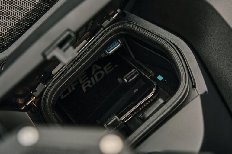 R1250RT スマホ収納室|海外メーカーの搭載車種と機能を一挙紹介:前編【スマホと “つながる”バイク最新事情】