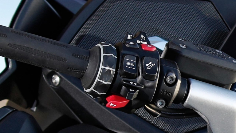 マルチコントローラー|海外メーカーの搭載車種と機能を一挙紹介:前編【スマホと “つながる”バイク最新事情】