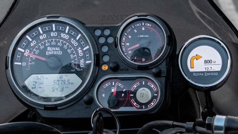 HIMALAYAN メーター|海外メーカーの搭載車種と機能を一挙紹介:後編【スマホと “つながる”バイク最新事情】