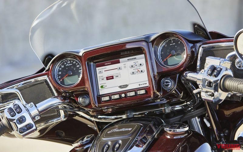 ROADMASTER LIMITED メーター|海外メーカーの搭載車種と機能を一挙紹介:後編【スマホと “つながる”バイク最新事情】