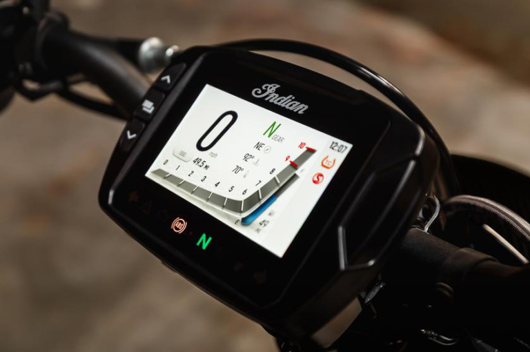 FTR R CARBON メーター|海外メーカーの搭載車種と機能を一挙紹介:後編【スマホと “つながる”バイク最新事情】